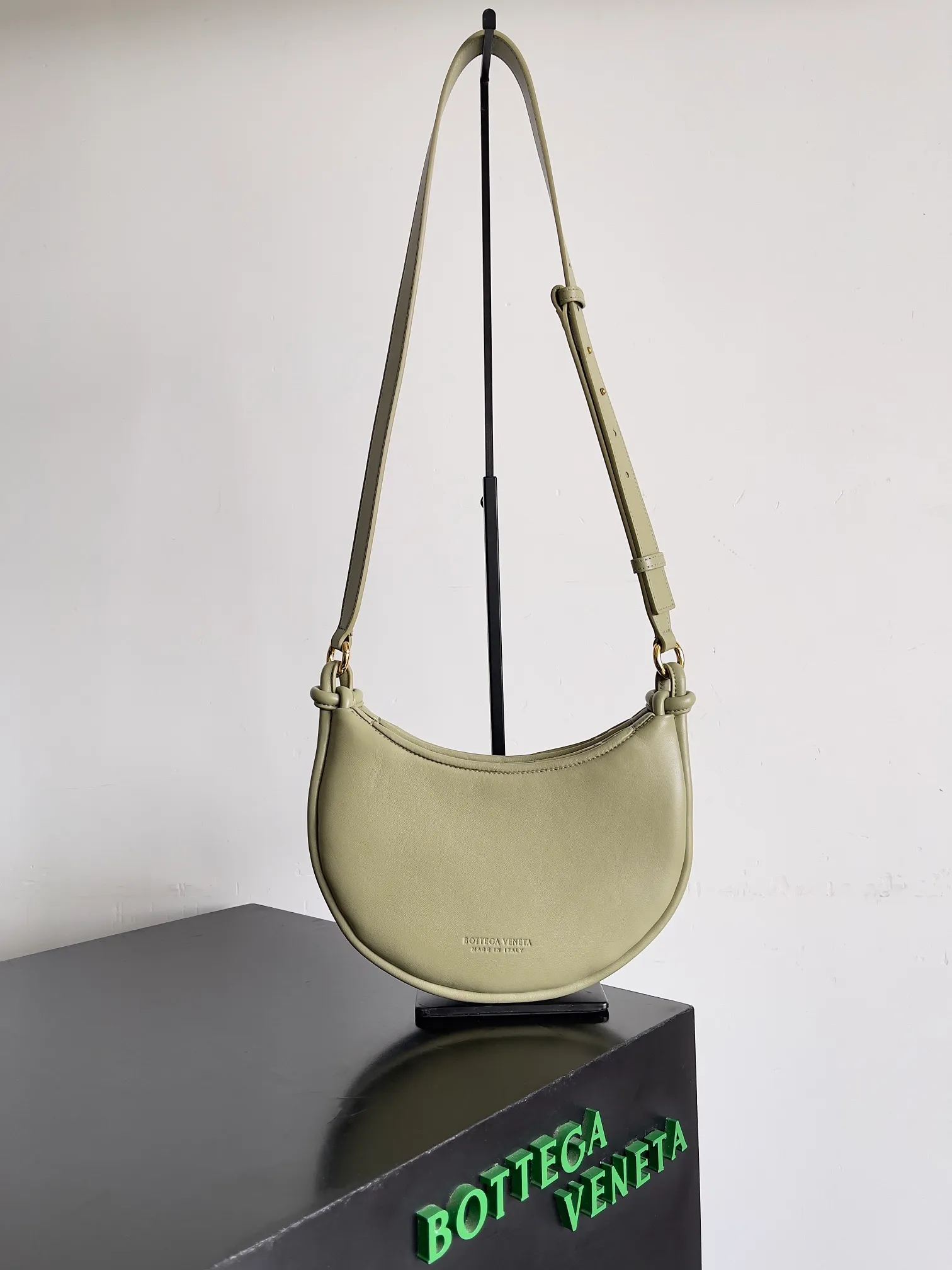 Batch 1720 BOTTEGA VENETA’s new GEMELLI MESSENGER bag Today I want to give you a super invincible and practical crossbody bag, Gemelli·Messenger This bag not only looks simple and elegant, but also has perfect practicality! The light design and lightweight body make it easy to carry whether you are shopping or traveling, making you more mobile! In fact, the shoulder strap is detachable, and you can DIY it by yourself to replace it with a chain or short armpit shoulder strap. Moreover, this shoulder strap will be wider, making it more comfortable to carry on your body! up! up! Style number: 796638 Size: 26*15*8cm
